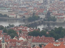 Прага. Вид на Карлов мост с Петершинской башни.